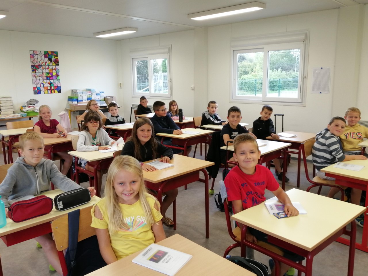 Bien installés dans notre nouvelle classe !